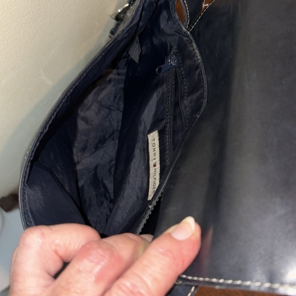 Tommy Hilfiger leather extra smooth Crossbody bag  navy blue/white stitching EUC - Picture 17 of 17